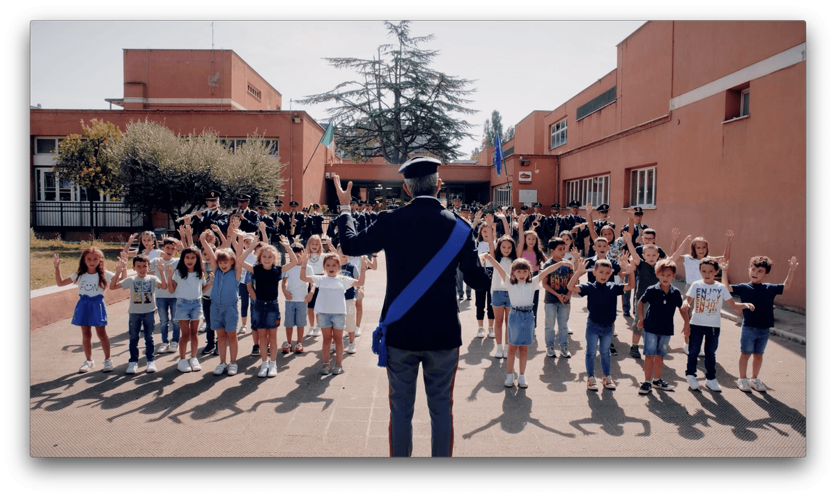 Il suono della campanella è accompagnato dalle note di "Torneremo a scuola", ideata dalla Polizia