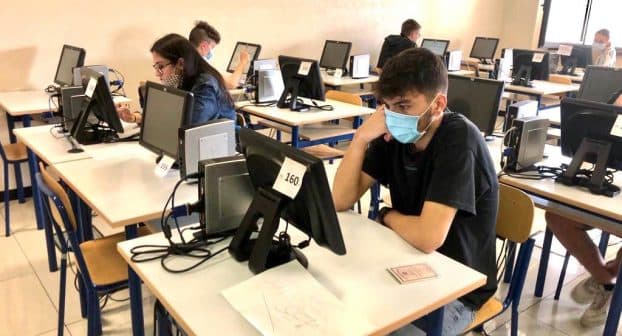 Polizia: Nigeriano al terzo tentativo di esame di patente con microtelecamera e ricetrasmittente