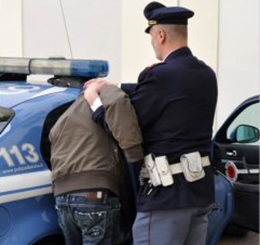 Polizia: pluripregiudicato spacciatore di cocaina trovato in possesso di pistola con matricola abrasa