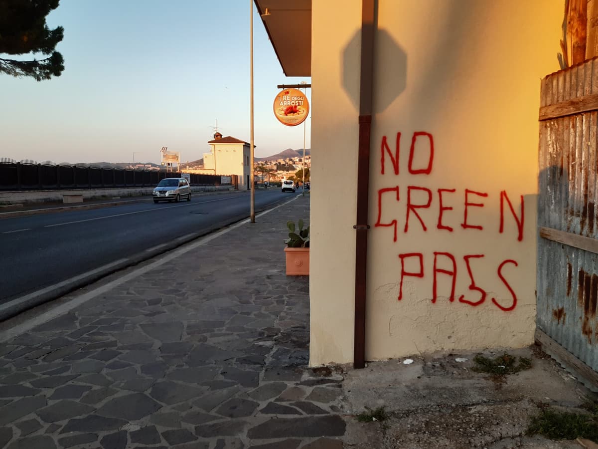 Formia, Gaeta: Atti vandalici. Scrivetelo sui social non sui muri