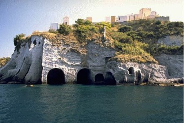 Ponza, Lavori nel Cimitero - Nessuna "salma scomparsa". Nessuna bara lanciata da una scarpata