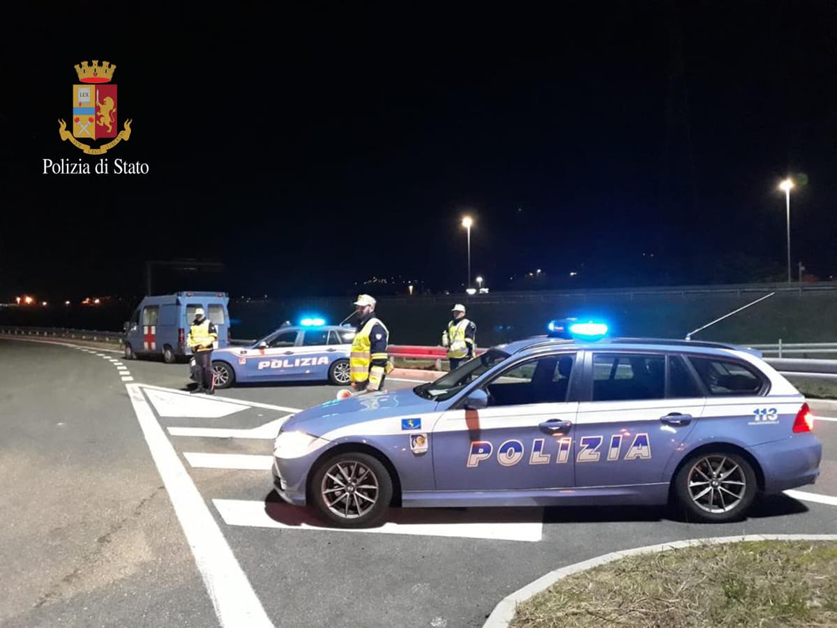 Polizia: traffico di auto rubate tra l'Italia e la Francia, 11 arresti per una sfilza di vari reati