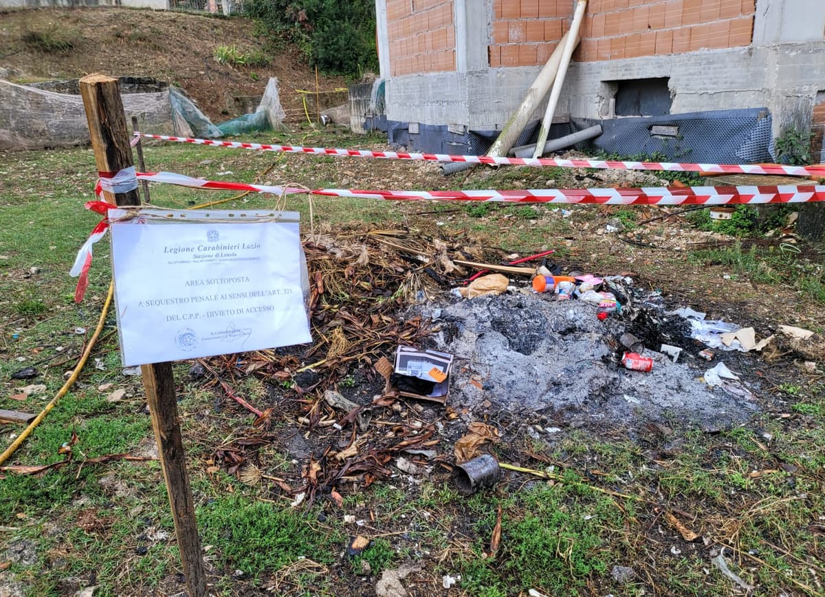 Lenola - Brucia rifiuti plastici inquinanti. L'area ora è sotto sequestro penale