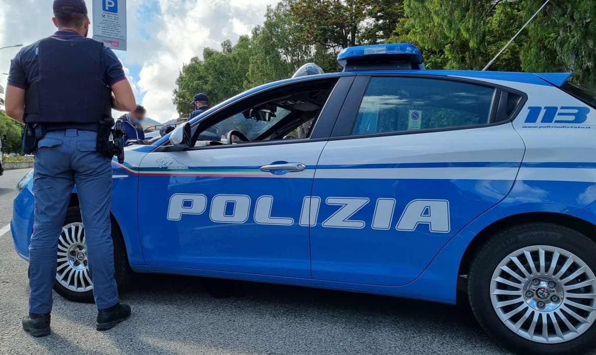 Polizia lite di viabilità: due giovanissimi minori aggrediscono automobilista con pugni e schiaffi