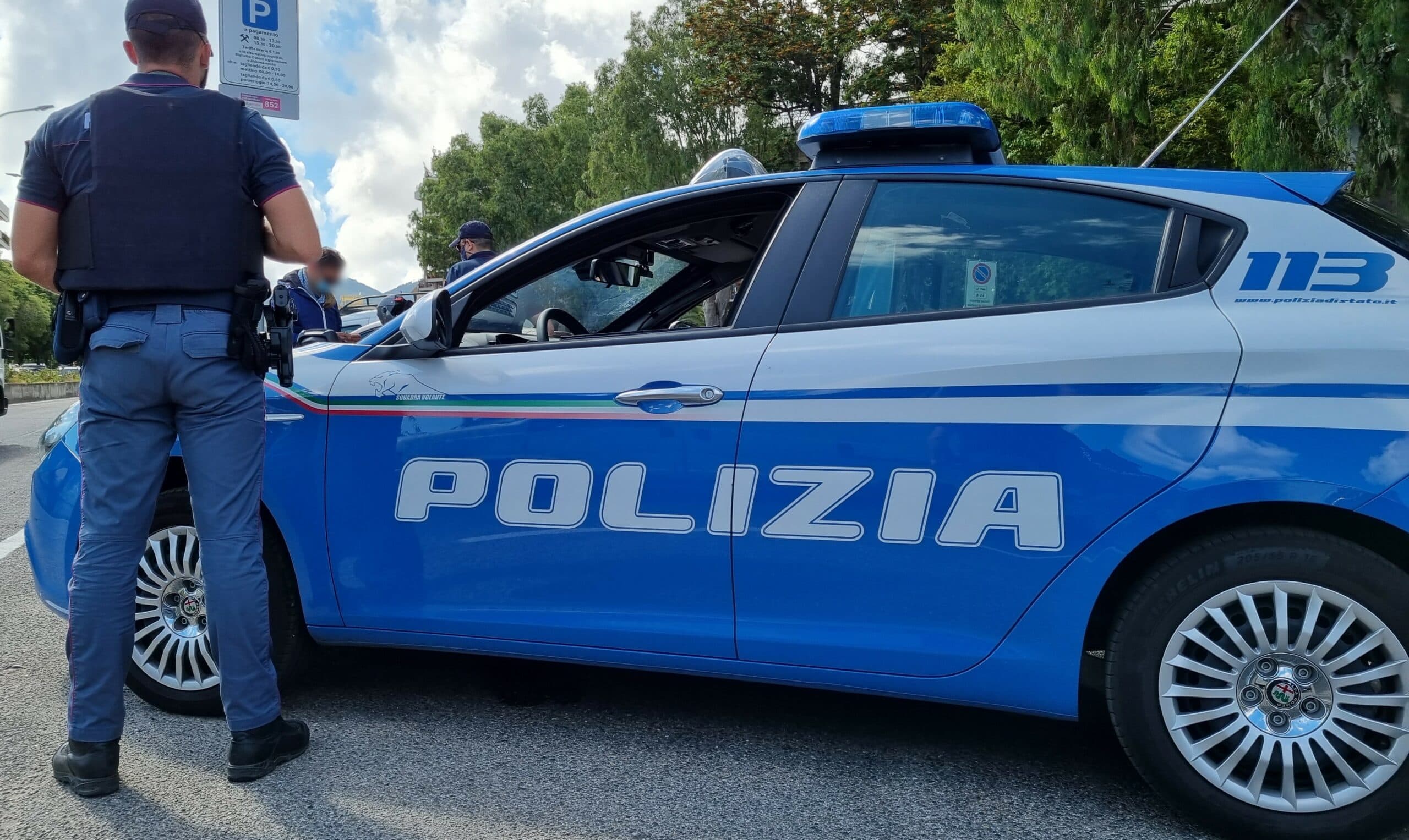 Polizia lite di viabilità: due giovanissimi minori aggrediscono automobilista con pugni e schiaffi
