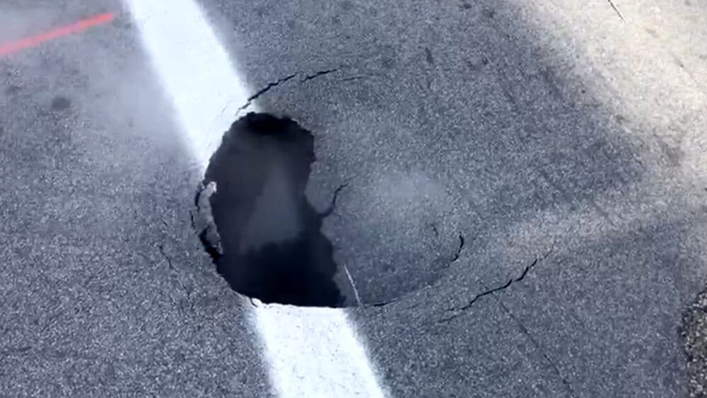 Castelforte, viabilità: prudenza in via delle Terme. Buca in strada