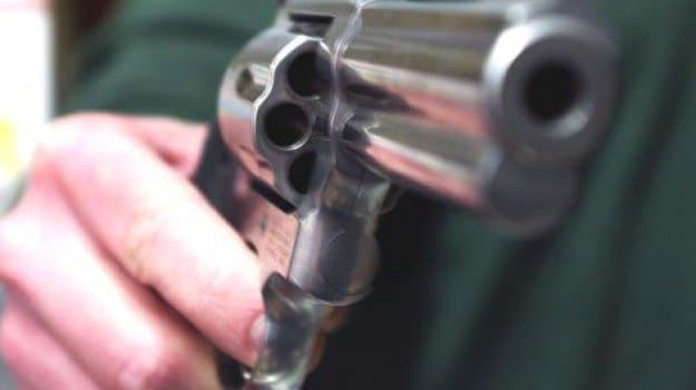 Fondi e Gaeta: Polizia, arrestati due estorsori che per debiti di droga avevano gambizzato un uomo