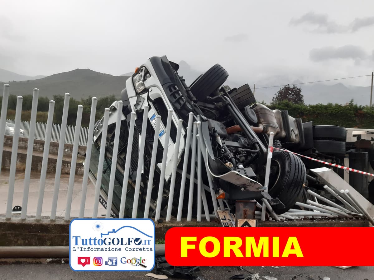 FOTO - Formia, pauroso incidente stradale. Sul posto i vigili del fuoco per estrarre i feriti