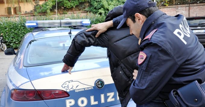 Polizia: ghanese aggredisce una ragazza e poi si scaglia contro i poliziotti intervenuti, arrestato