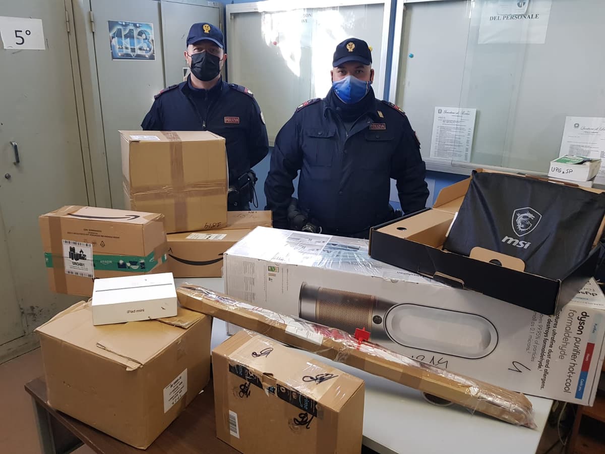 Polizia: pregiudicato 35enne arrestato, trovati confezioni Amazon di pregio a casa sua