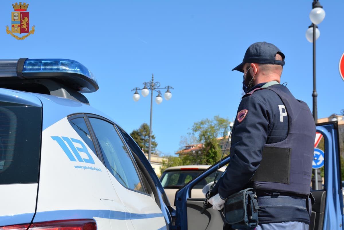 Polizia: perquisizioni all'alba in abitazioni di persone, traffico illecito di rifiuti e truffa allo Stato