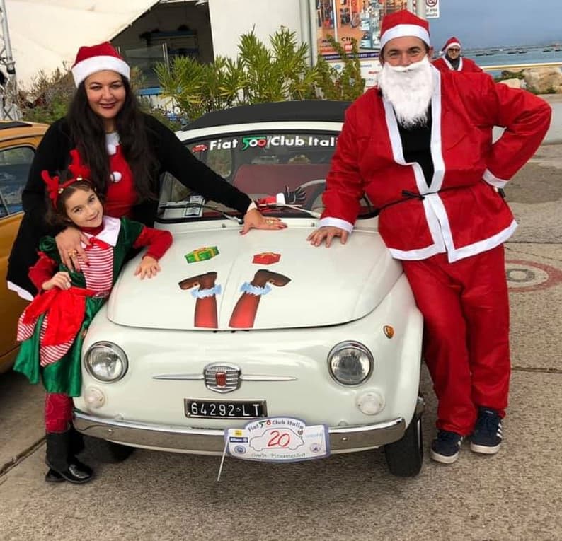 Sfilata di Fiat 500 per le vie della città di Gaeta