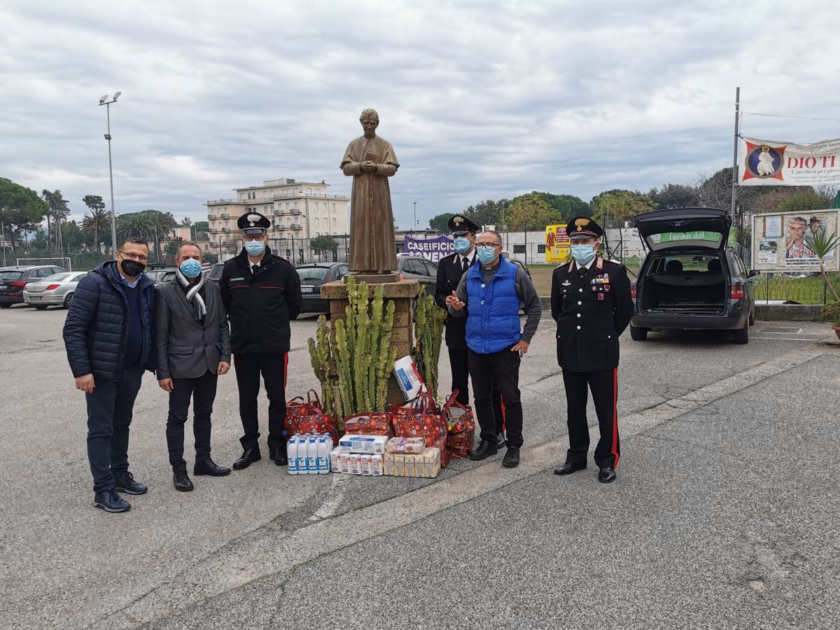 I Carabinieri hanno donato generi alimentari ai poveri della Caritas