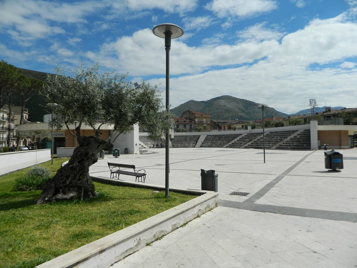 Fondi Vera: Piazza Alcide De Gasperi. Assurdo vederla in queste condizioni