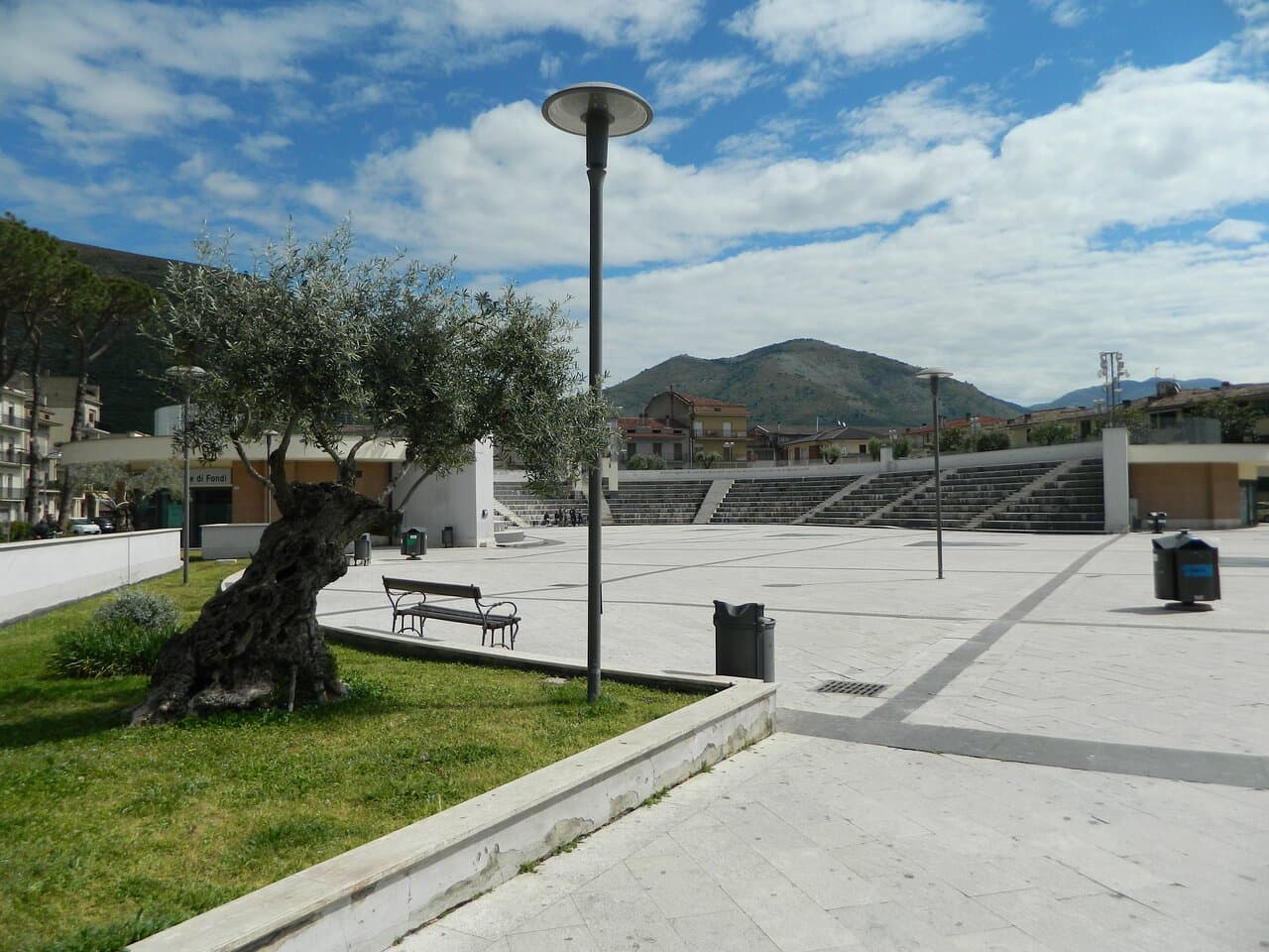 Fondi Vera: Piazza Alcide De Gasperi. Assurdo vederla in queste condizioni