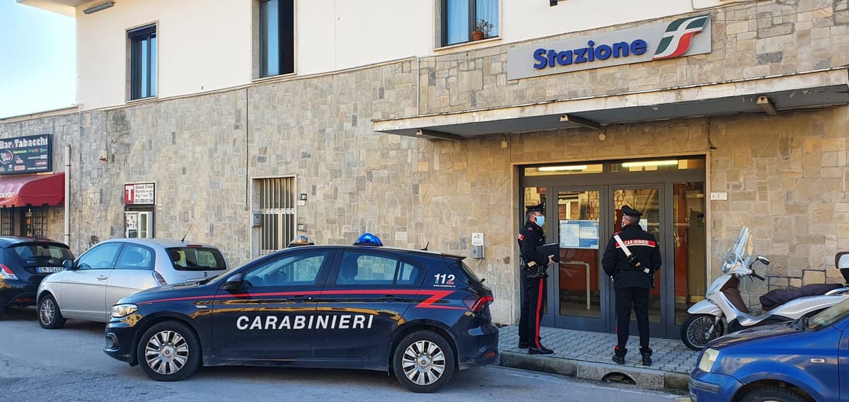 Minturno - Tenta il suicidio camminando sui binari