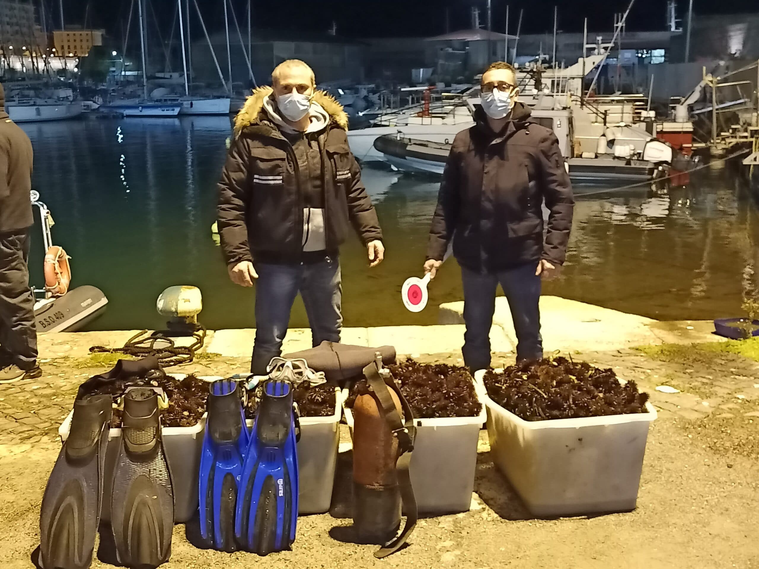 Fermati con 10.000 ricci di mare. Nei guai due giovani sub