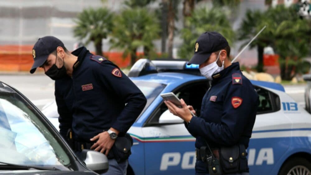 Polizia: arrestati 3 sudamericani di cui 1 donna per furti con destrezza fuori i centri commerciali