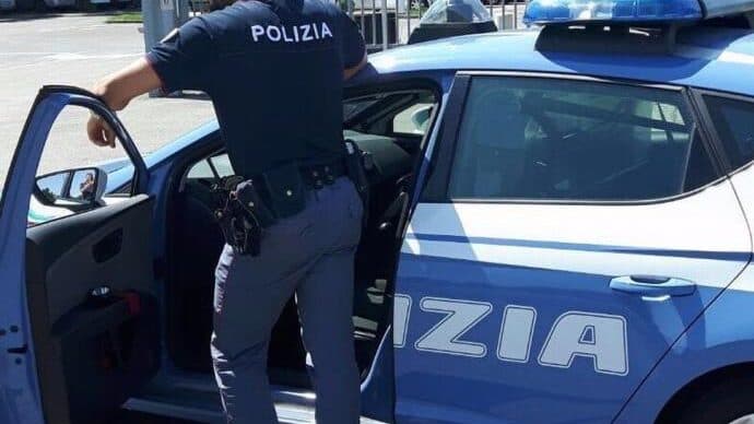 Polizia: pretende denaro per la restituzione di un marsupio smarrito, arrestata per estorsione