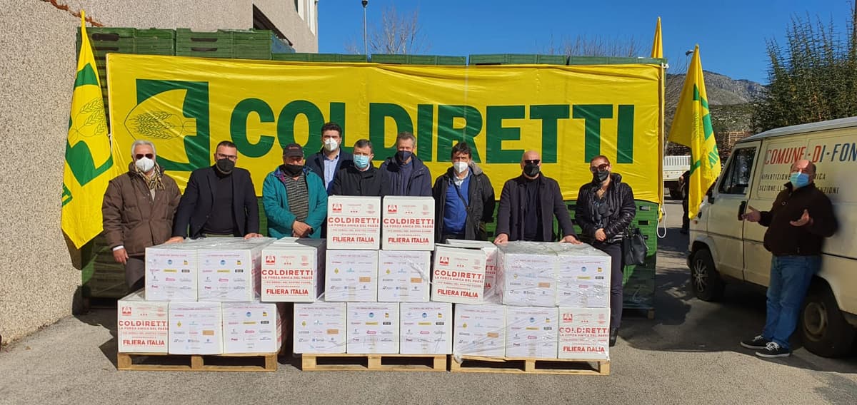 Fondi, Maxi donazione di Coldiretti: 1600 kg di generi di prima necessità