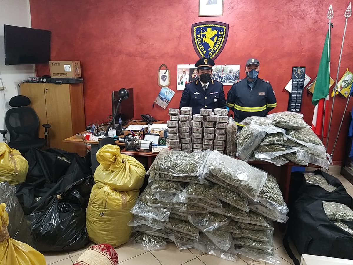 Polizia: La Stradale arresta 3 uomini per possesso di 136 kg. di marijuana e 460 panetti di hascisc per 46 kg.