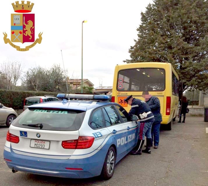 Polizia: fermato uno scuolabus con studenti a bordo con revisione scaduta a ottobre 2021