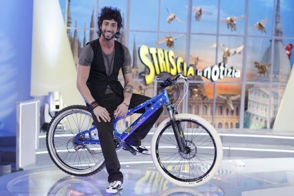 Canale 5 Striscia la Notizia informa la Polizia che arresta spacciatore di cocaina cogliendolo in flagranza