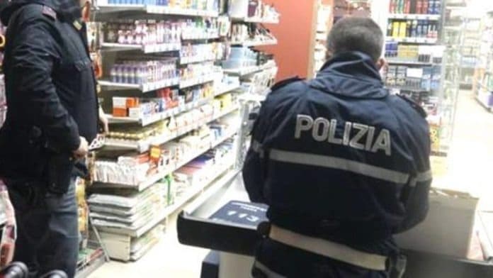 Fondi: la Polizia controlla esercizi alimentari e trovano prodotti mal conservati e in decomposizione, scattano le sanzioni