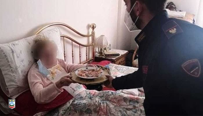 Gaeta: i poliziotti cucinano ad un'anziana sola e bloccata