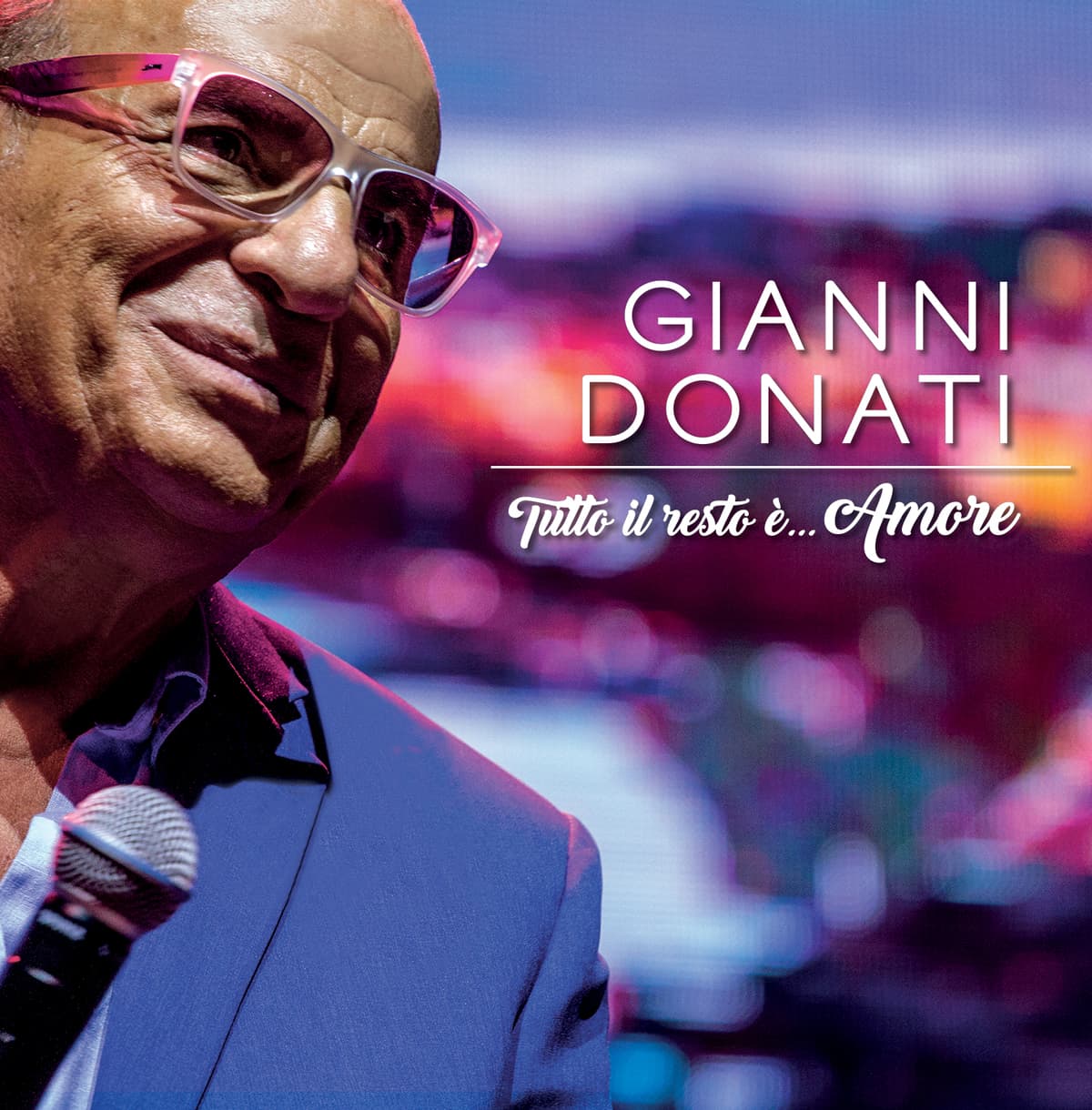 Gianni Donati e il suo grande successo. Il pubblico lo ama e Gianni ringrazia.