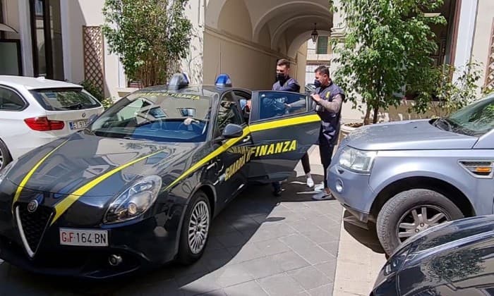 Fiamme Gialle: in un'azienda agricola pontina rinvenute 5 carabine e 350 munizioni di provenienza illecita e occultati abilmente in un fusto di plastica.