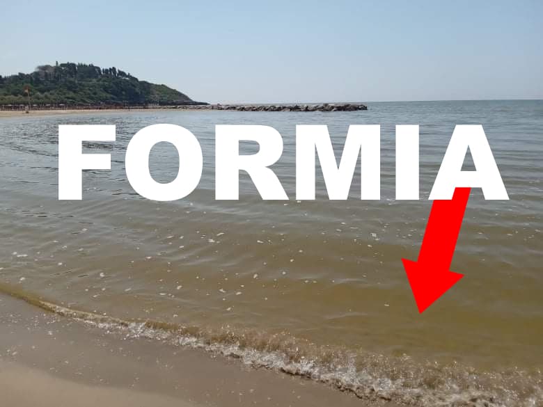Formia, l'acqua del mare è di colore marrone