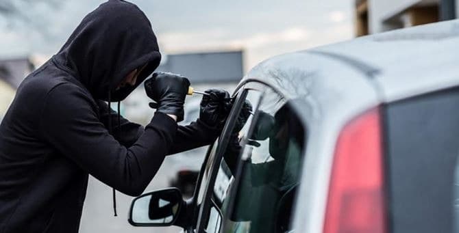 Arrestato per furto aggravato. Ha tentato di rubare degli oggetti all'interno di un'auto