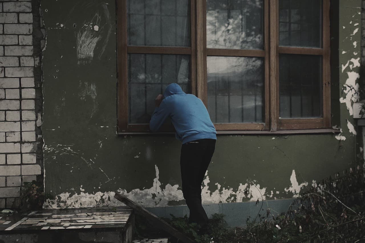 Stalker s'introduce nell'abitazione della ex convivente