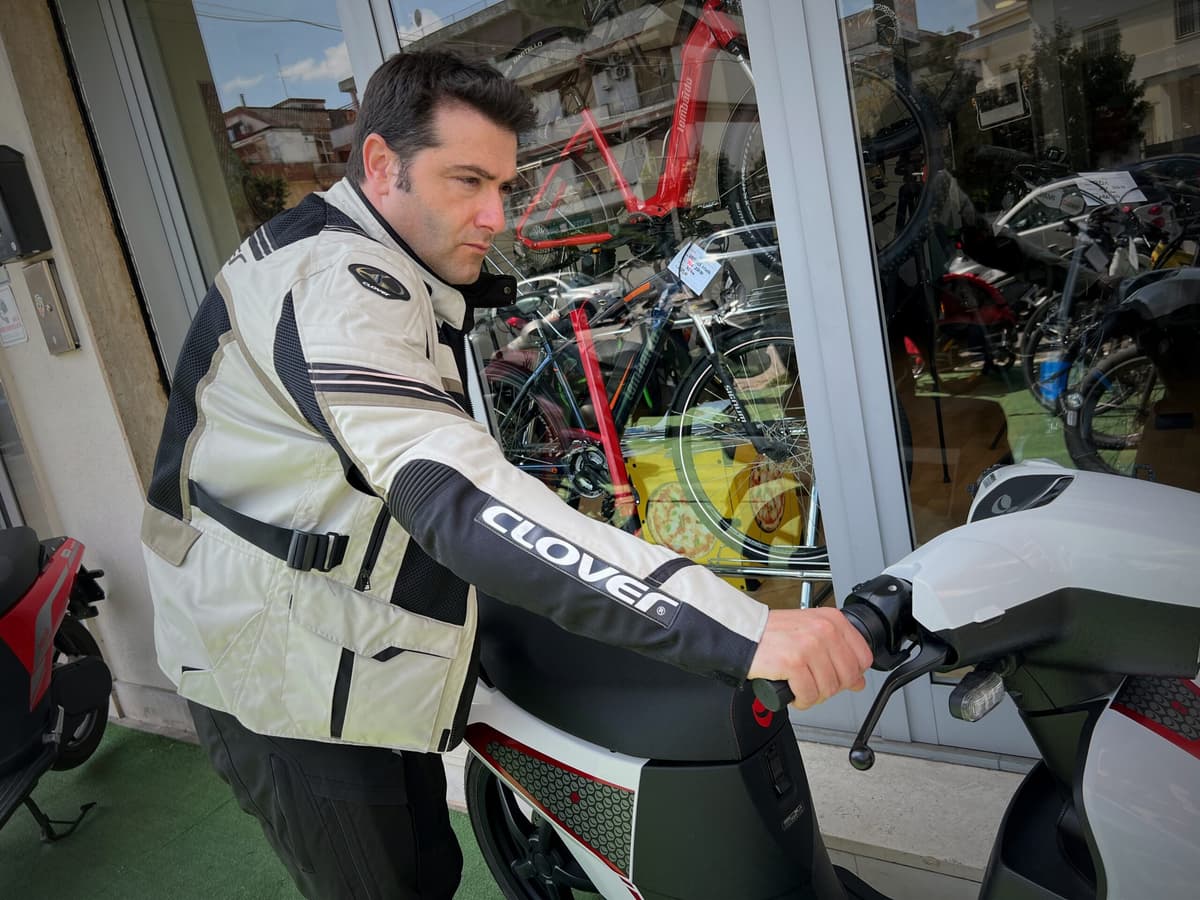 Giro d'Italia alternativo: un grande successo e un record mondiale con uno scooter elettrico e una bicicletta muscolare