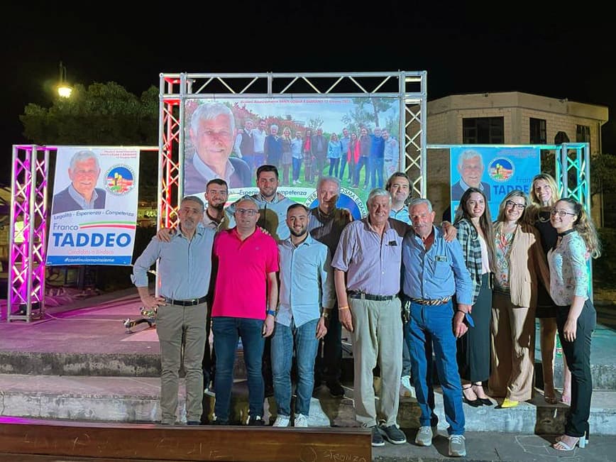 Santi Cosma e Damiano: Franco Taddeo e il suo movimento incontrano i concittadini in una piazza gremita