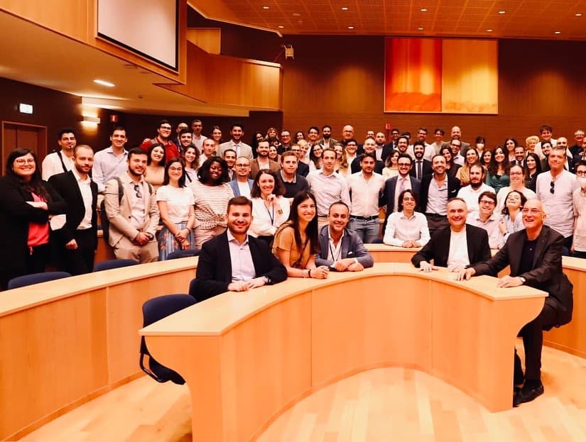 Matteo Marcaccio con i giovani della Comunità di Connessioni fondata dal gesuita padre Francesco Occhetta