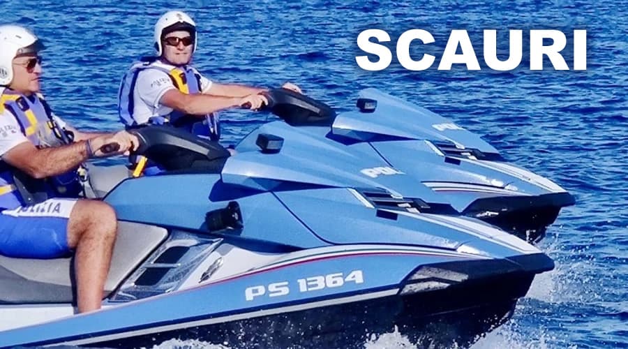 Scauri - In mare con il motore in avaria. Soccorso dalla polizia