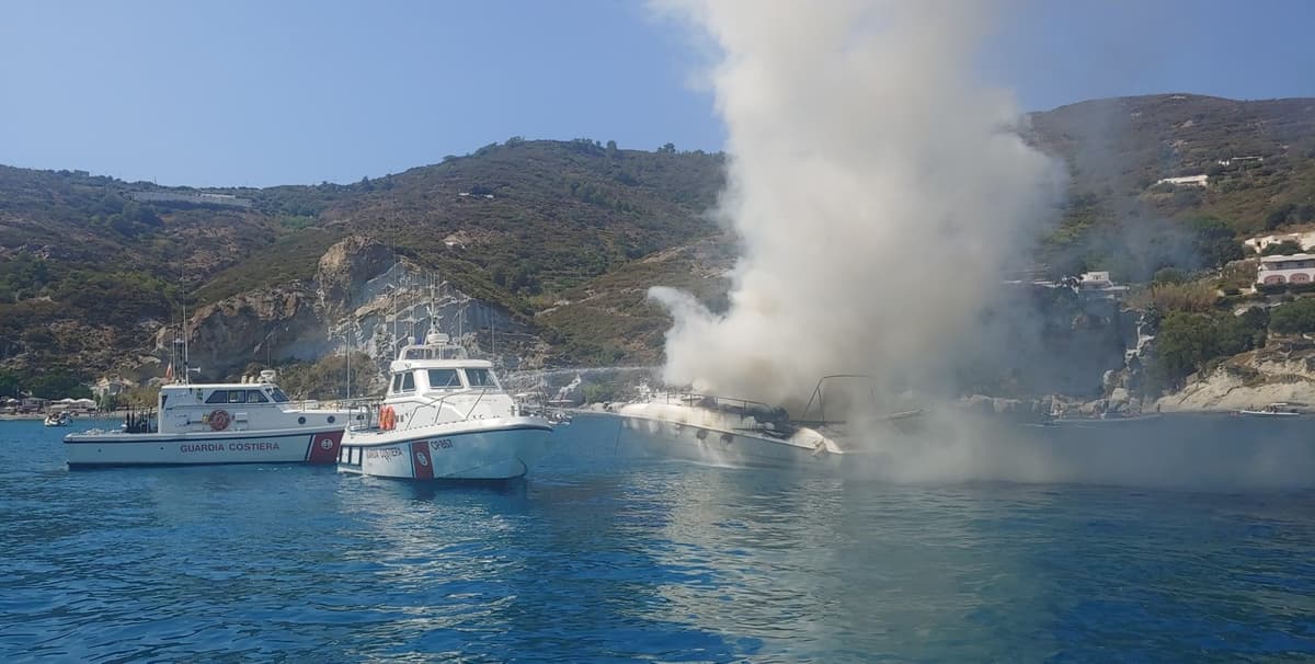 Ponza: Imbarcazione di 14 metri avvolta dalle fiamme si inabissa, soccorsi coordinati dalla Guardia Costiera