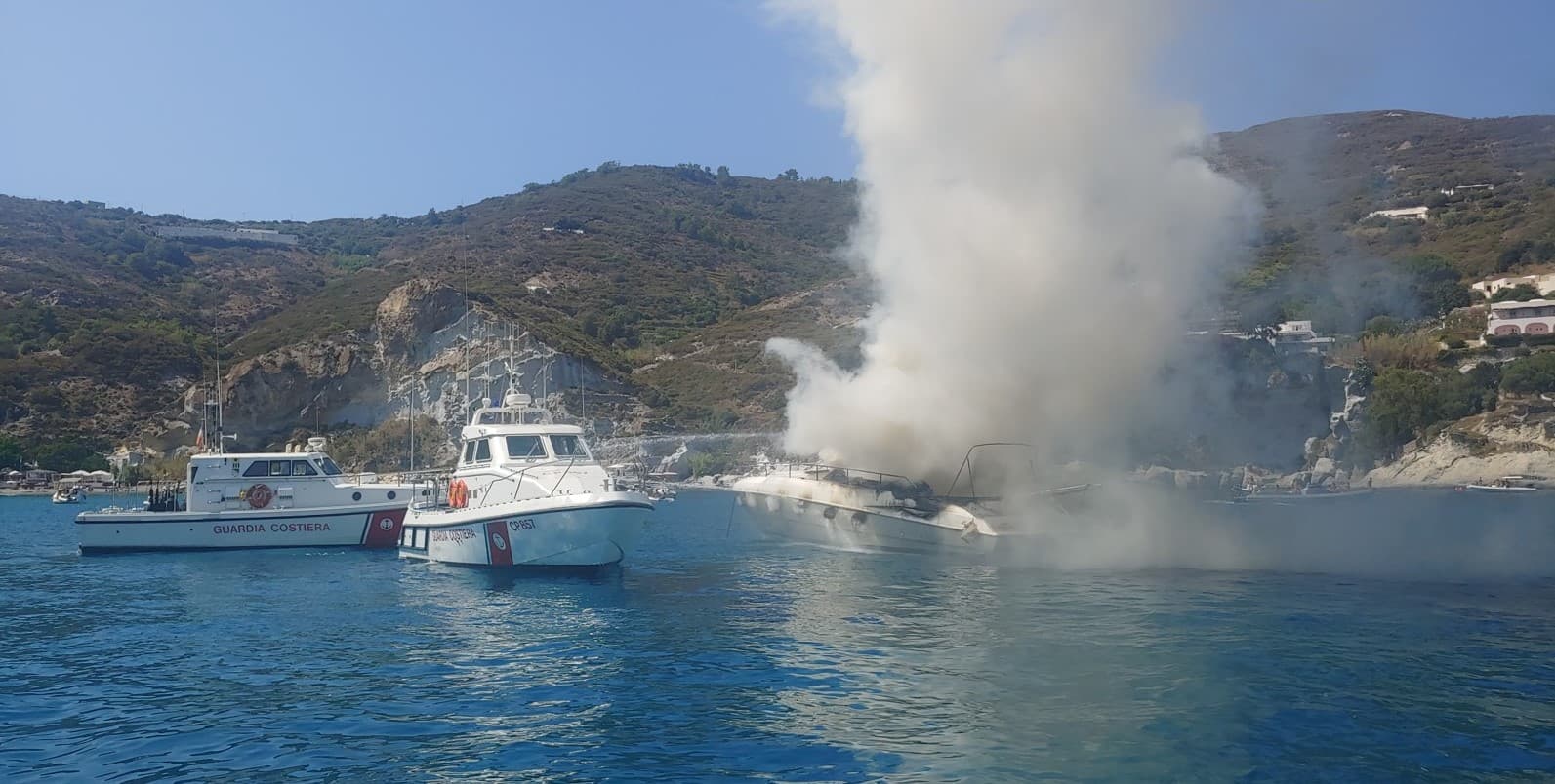 Ponza: Imbarcazione di 14 metri avvolta dalle fiamme si inabissa, soccorsi coordinati dalla Guardia Costiera
