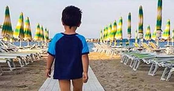 Orrore sul litorale - Bimbo molestato in spiaggia, arrestato un 79enne