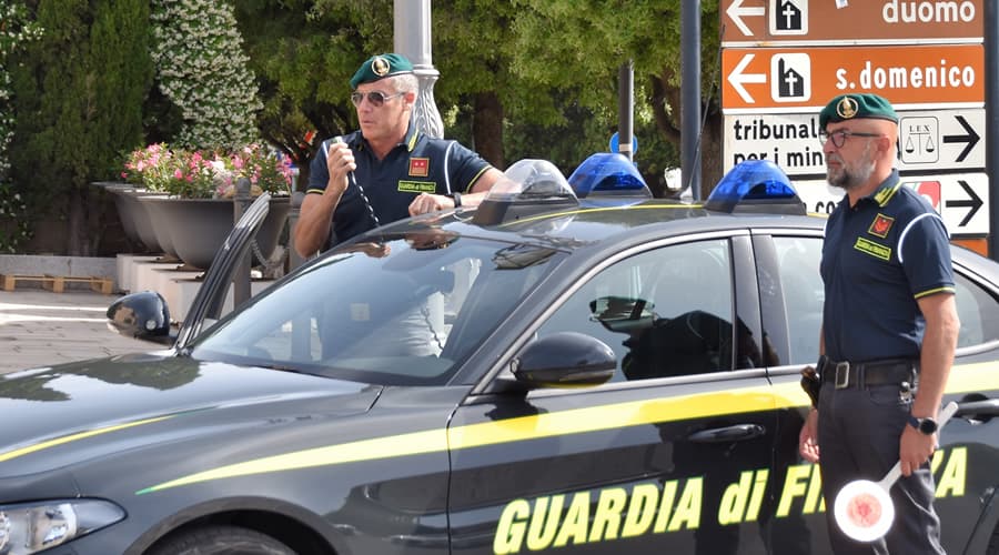 Fiamme Gialle intercettano su auto cocaina del valore di oltre centomila euro, arrestato il ventiseienne conducente