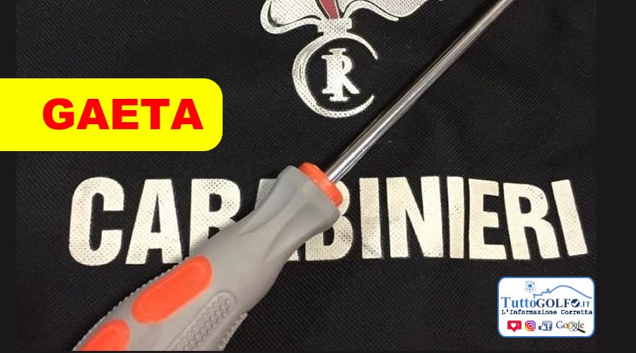 Minaccia con un cacciavite una donna e gli ruba l'auto