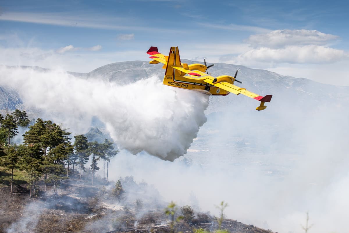Protezione Civile: incendi boschivi, soltanto oggi sino alle 18.30 ben 18 richieste di interventi aerei