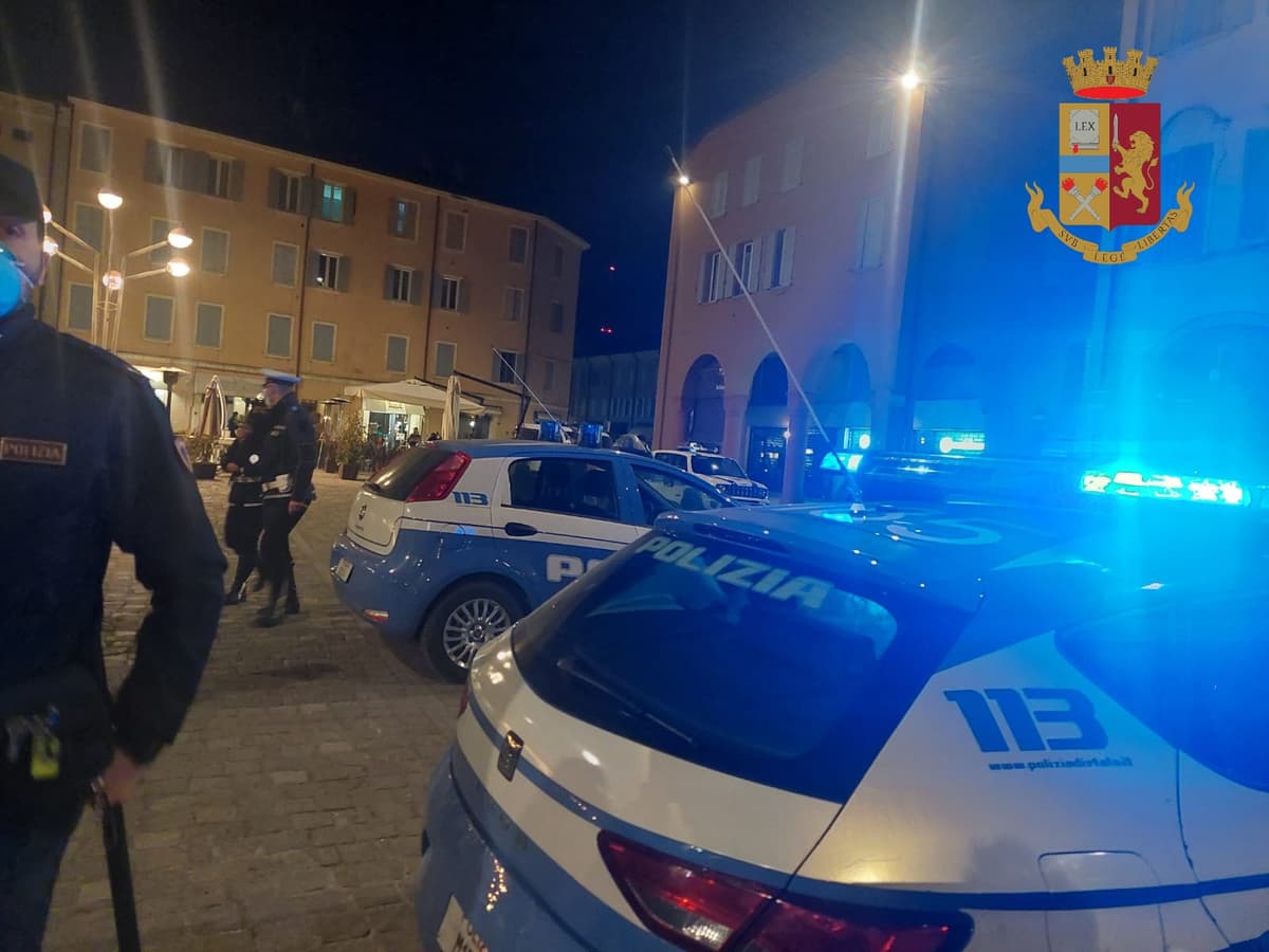 Polizia: spaccio di droga, sgominata banda italo - tunisina, assistente di polizia sospeso dal servizio per 12 mesi