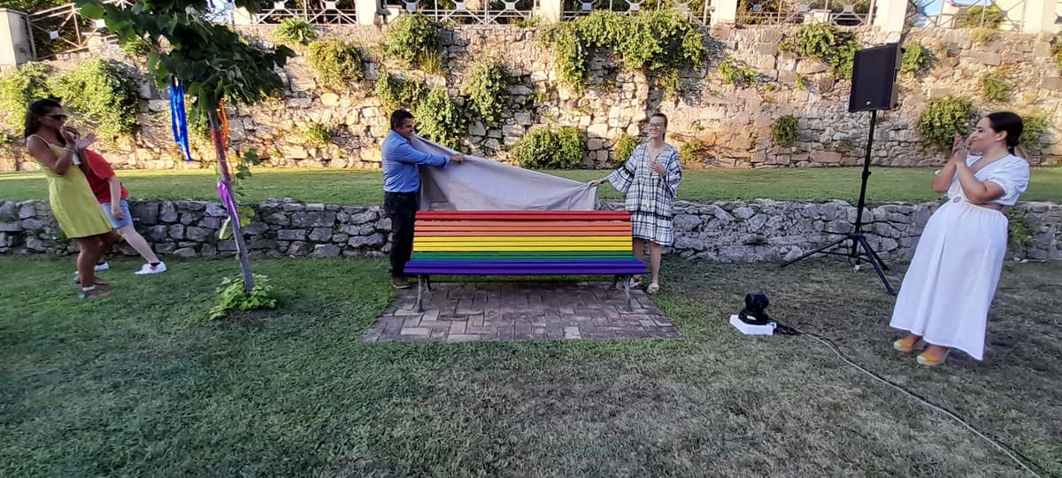 Fondi: inaugurata la Panchina Arcobaleno nel Parco dei Monti Ausoni a Villa Cantarano