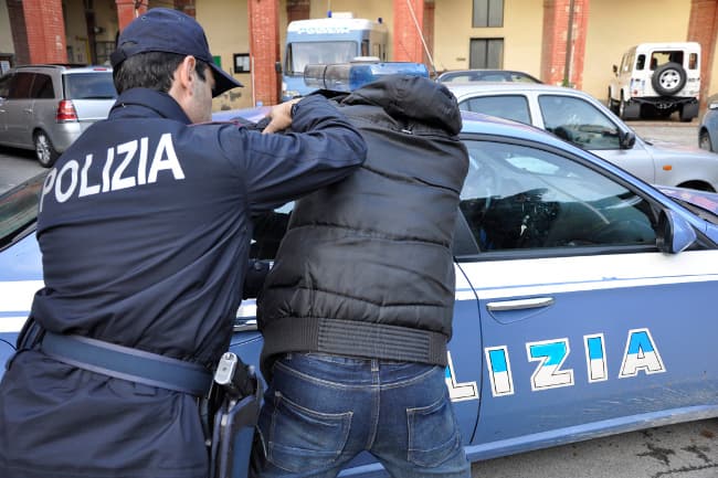Polizia: 19enne agli arresti domiciliari per stalking e lesioni personali aggravate a danno di un coetaneo, ritenuto rivale in amore