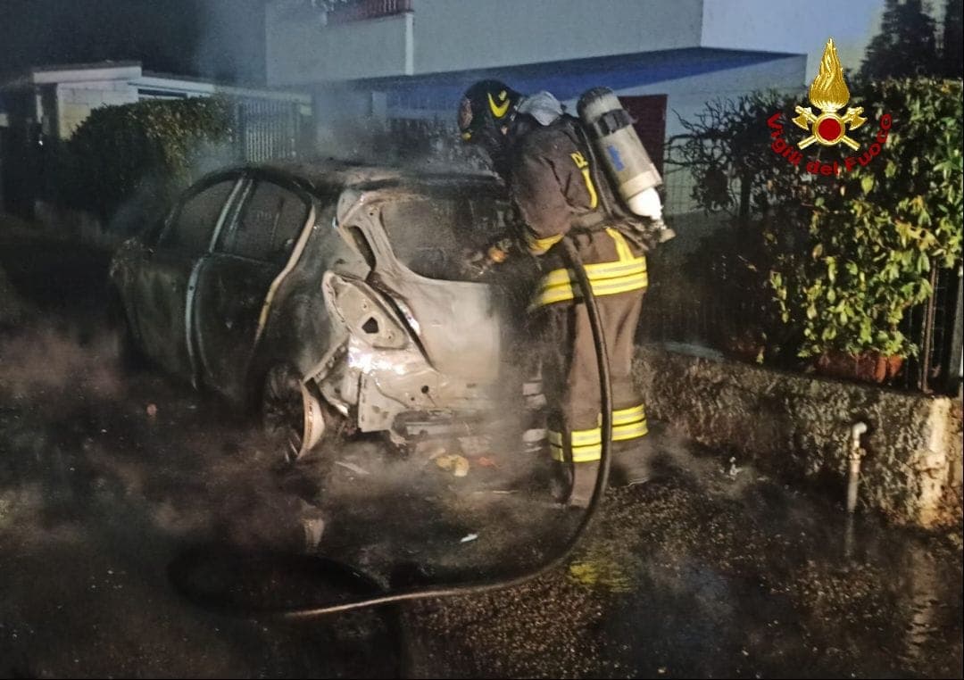 Minturno: Incendio nella notte, auto completamente distrutta, vigili del fuoco e carabinieri indagano