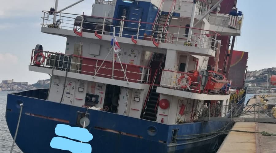 Golfo di Gaeta: soccorsa una nave con bandiera panamese piegata su un lato