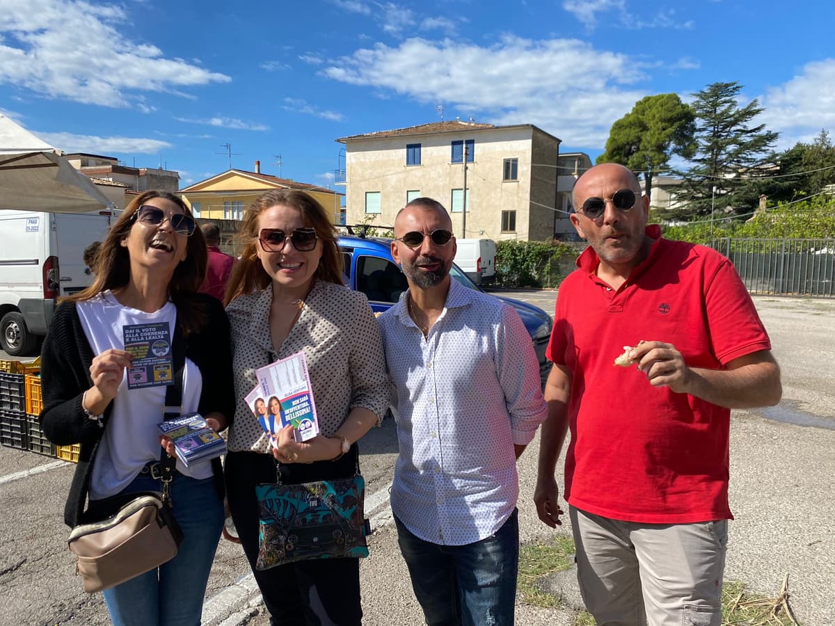 Scauri: Il mercato del mercoledì si è trasformato in una passerella politica tra incontri e volantini